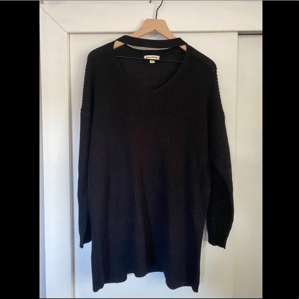 Black cross neck sweater 🖤